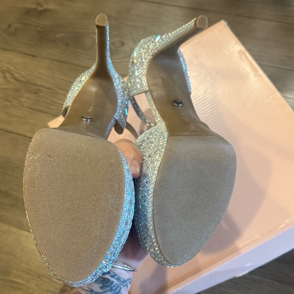 🆕 Gorgeous Thalia Sodi Silver Crystal T-Strap Peep-Toe Heels. New in Box!🎉 - Picture 6 of 7